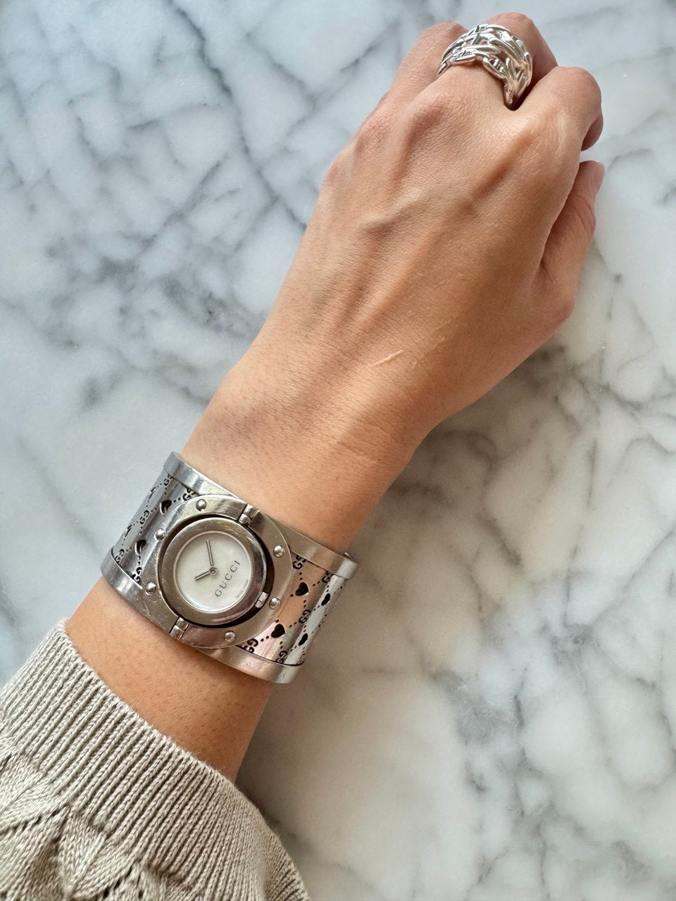 GUCCI Twirl Mother of Pearl Cuff Bangle Quartz Ladies Watch
