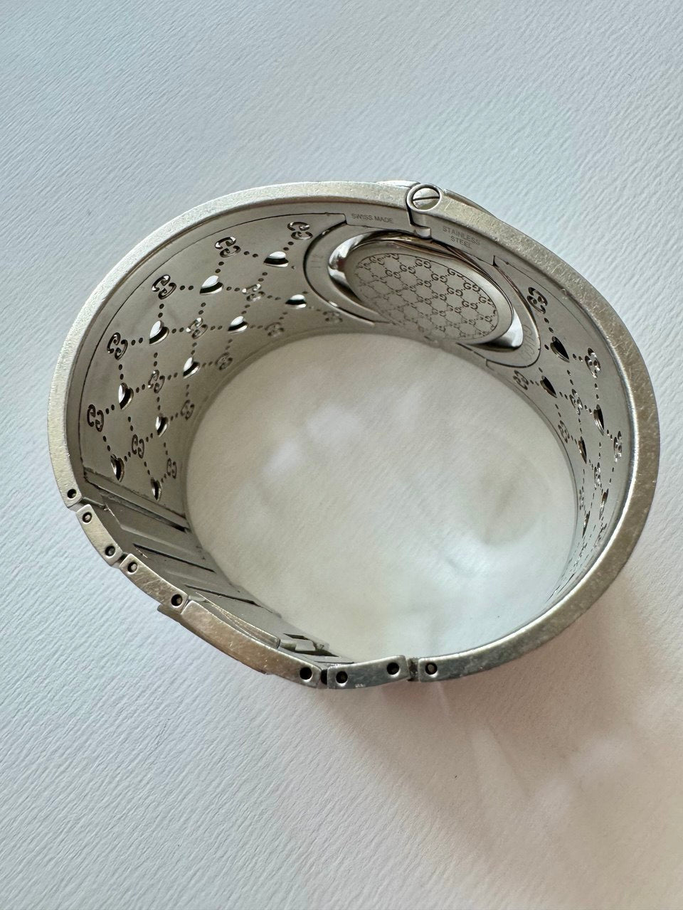 GUCCI Twirl Mother of Pearl Cuff Bangle Quartz Ladies Watch