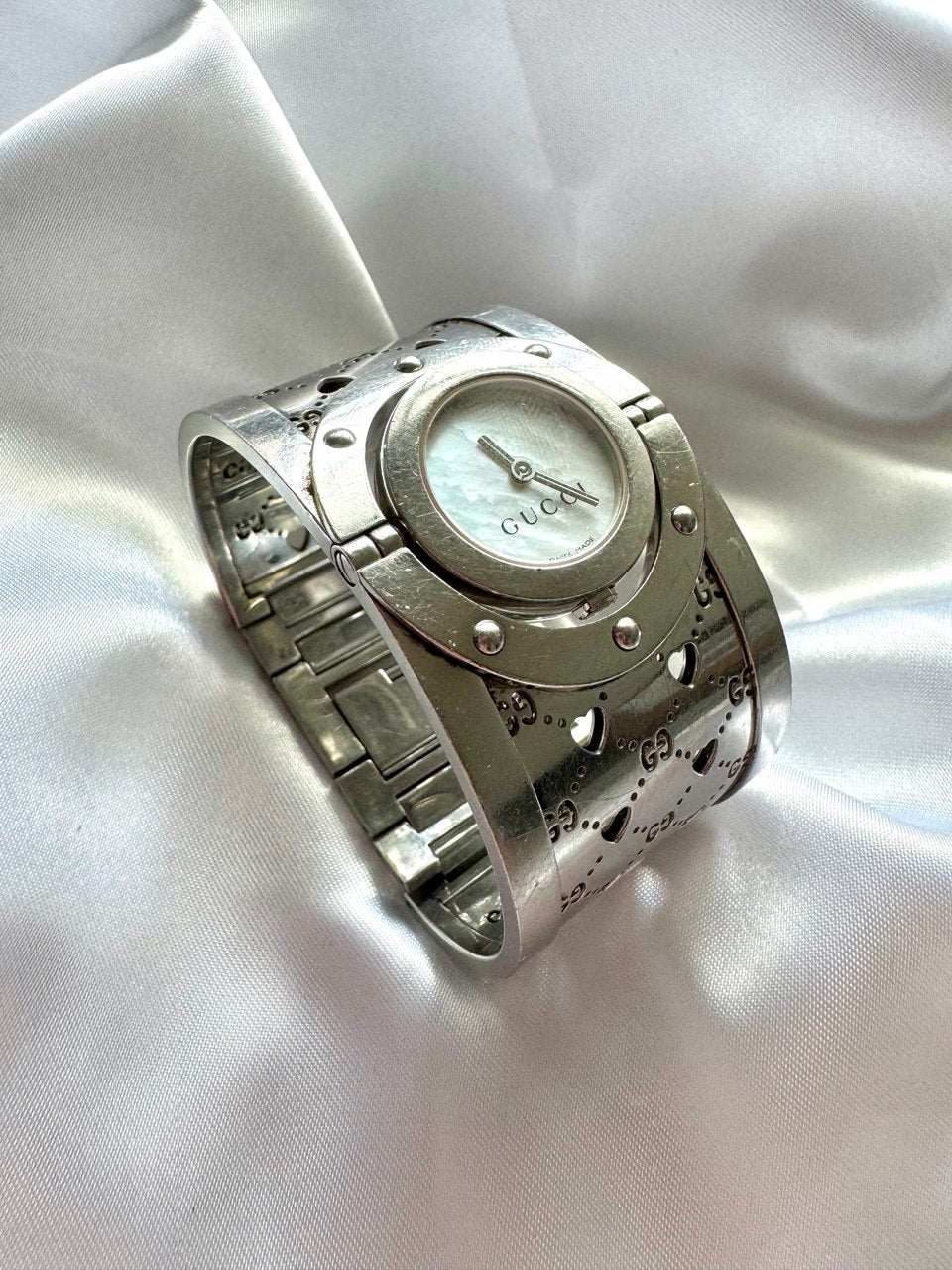 GUCCI Twirl Mother of Pearl Cuff Bangle Quartz Ladies Watch